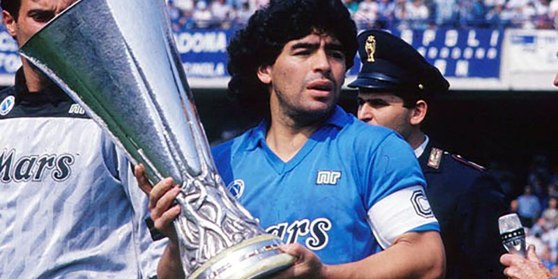 Napoli trỗi dậy khi Maradona chuyển tới